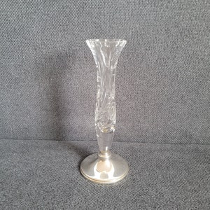 Vintage-Blumenvase aus Kristall auf einem silbernen Ständer ist eine Visitenkarte von Broadway & Co