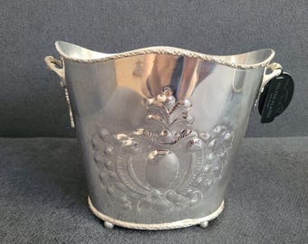 Elegante enfriador de champán o vino chapado en plata de estilo vintage.