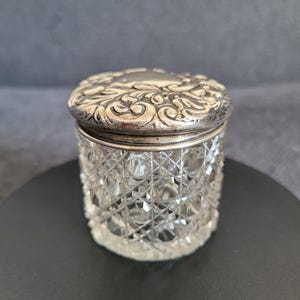 Antikes Kristallgefäß mit Deckel aus Sterlingsilber.