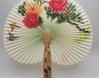 Vintage Chinese handwaaier met handgeschilderde decoratie.