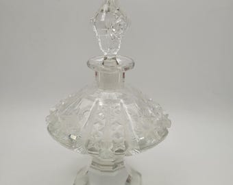 Precioso frasco de perfume de cristal antiguo con un elegante tapón facetado.