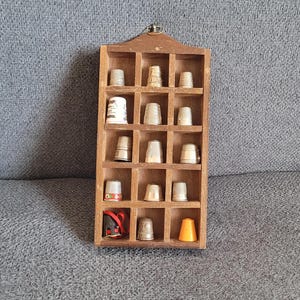 Vintage fingerborgsdisplay med 15 fingerborgar (3 silver).