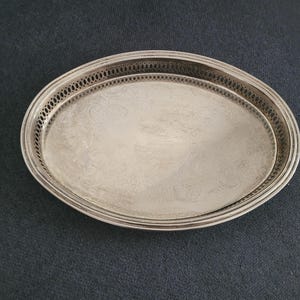 Elegante bandeja de servir vintage banhada a prata