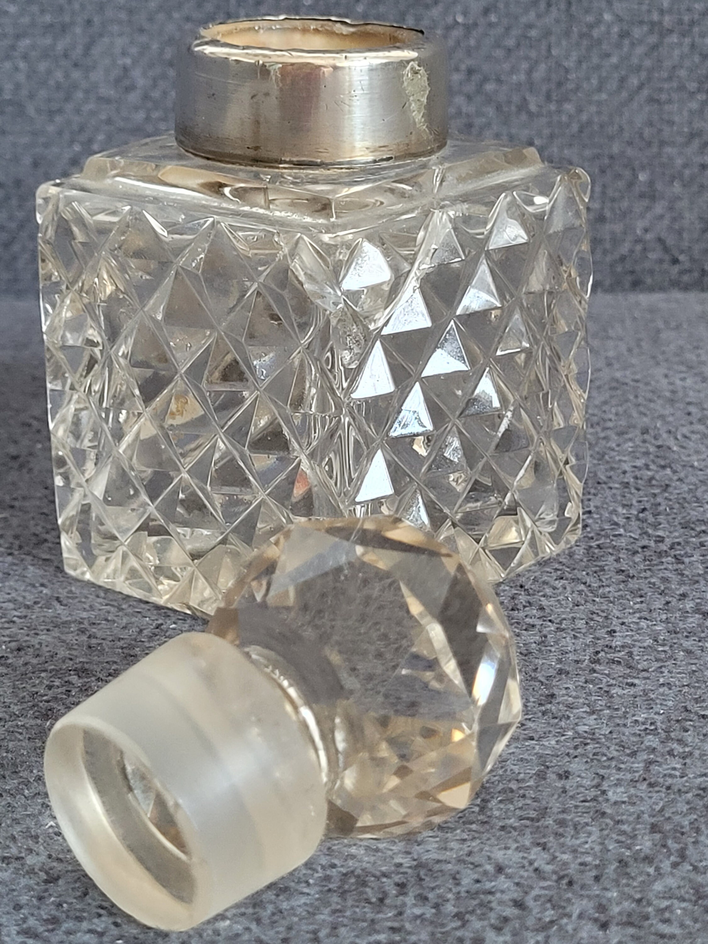銀の蓋が付いたアンティークの瓶と銀の縁が付いた香水瓶。 - Etsy 日本