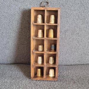 Vintage fingerborgsdisplay med 10 fingerborgar (3 silver).