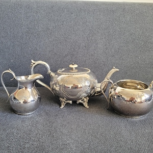 Antiek verzilverd theeservies – theepot, melkkannetje en suikerpot