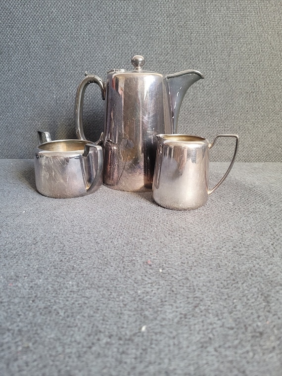 アンティークの英国製銀メッキのティーポット、シュガーボウル、ミルク