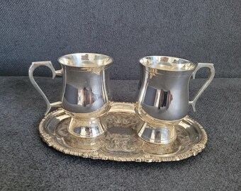Elegante vintage set van twee verzilverde mokken met dienblad