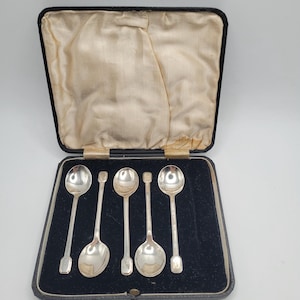 Elegant antik uppsättning med fem skedar i sterlingsilver