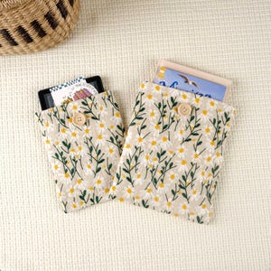 Daisies Embroidered Kindle Sleeve, Ereader Sleeve, Kindle Colorsoft Sleeve, iPad Mini Sleeve, Book Accessories, Book Lover Gift