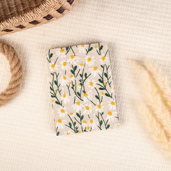 Daisy Embroidered Flower Fabric Kindle Case, Personalization Kindle Case, All new kindle 6" 2024 Case, Kindle Paperwhite Case 12 Gen, 11 Gen
