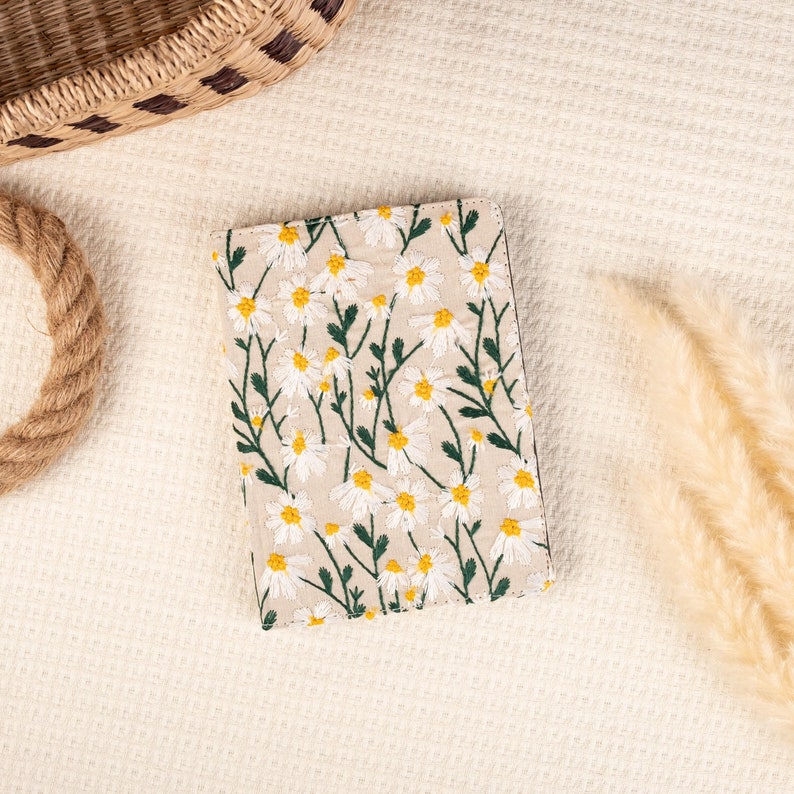 Daisy Embroidered Flower Fabric Kindle Case, Personalization Kindle Case, All new kindle 6" 2024 Case, Kindle Paperwhite Case 12 Gen, 11 Gen