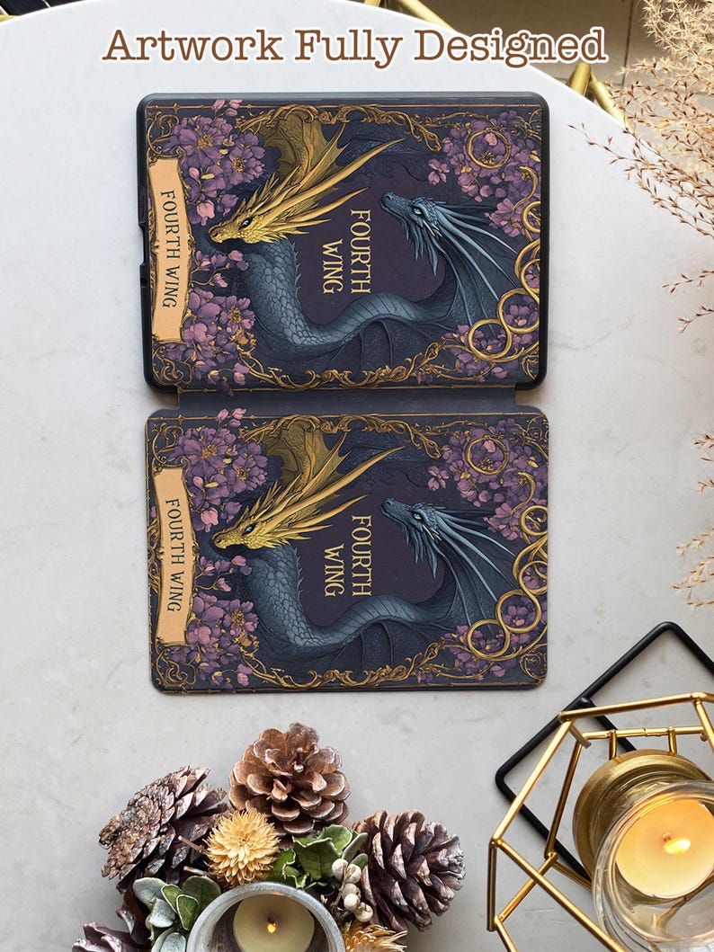 Puede incluir: Una funda para lector electr&oacute;nico negra y dorada con un dise&ntilde;o floral y dos dragones entrelazados. El texto "Fourth Wing" se repite en la funda.