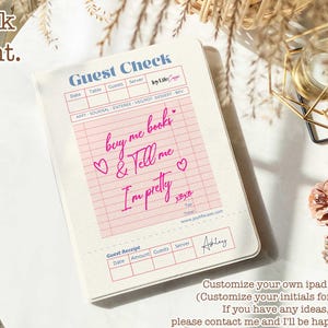Puede incluir: Una funda para iPad blanquecina con un diseño de recibo rosa. El recibo incluye el texto "buy me books & Tell me I'm pretty" en escritura rosa. La funda está sobre una superficie blanca.