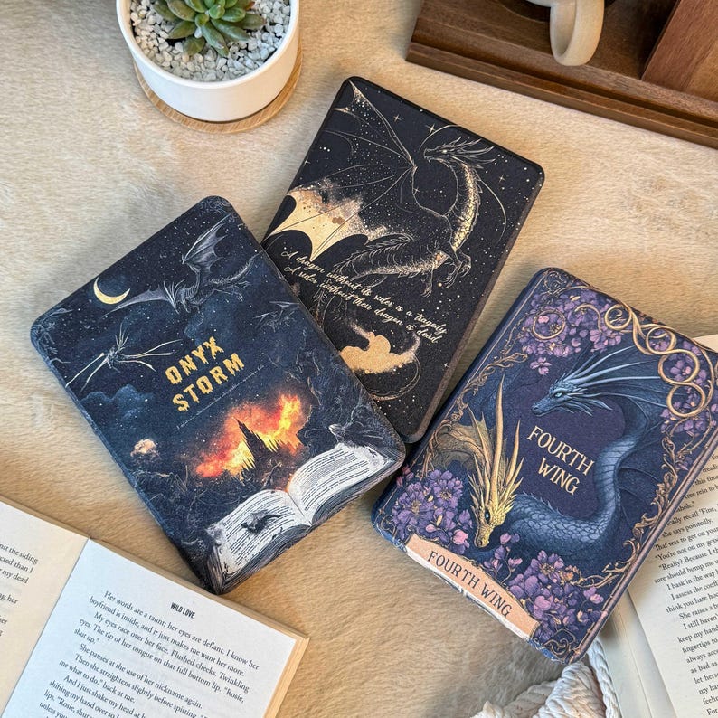 Puede incluir: Tres portadas de libros diferentes con dragones. La primera portada es negra con estrellas doradas y un drag&oacute;n dorado. La segunda portada es negra con un drag&oacute;n azul oscuro y una ciudad. La tercera portada es morada con un drag&oacute;n dorado y azul. El texto en las portadas dice "Onyx Storm" y "Fourth Wing".