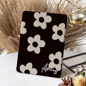 Custodia per Kindle 11ª generazione (2024) con motivo floreale in bianco e nero, con funzione di accensione/spegnimento automatico, custodia per Kindle Colorsoft Paperwhite 2024, custodia per Kobo Clara, regalo per la mamma