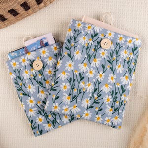 Daisies Embroidered Kindle Sleeve, Ereader Sleeve, Kindle Colorsoft Sleeve, iPad Mini Sleeve, Book Accessories, Book Lover Gift