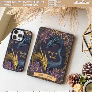 Puede incluir: Dos fundas para tel&eacute;fono con un dise&ntilde;o de drag&oacute;n. Las fundas son negras con detalles dorados y muestran las palabras "Fourth Wing". Las fundas se muestran sobre una mesa con un fondo de madera.