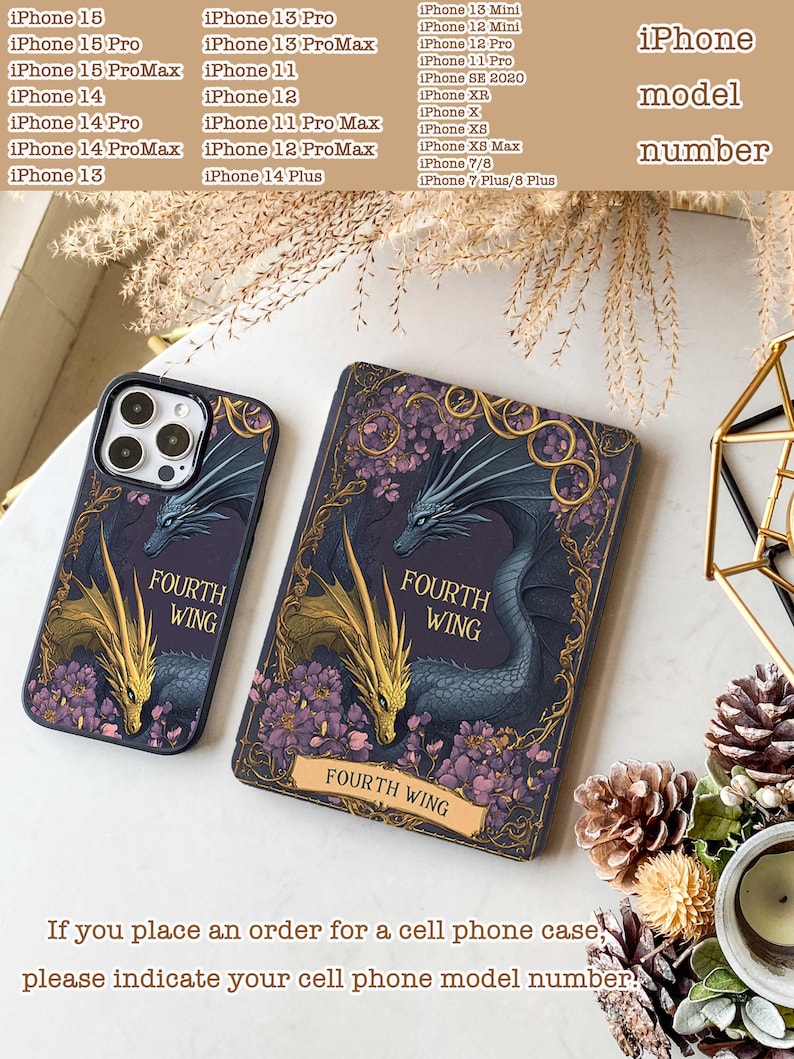 Puede incluir: Dos fundas para tel&eacute;fono con un dise&ntilde;o de drag&oacute;n. Las fundas son negras con detalles dorados y muestran las palabras "Fourth Wing". Las fundas se muestran sobre una mesa con un fondo de madera.