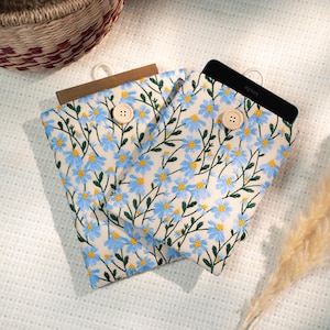 Daisies Embroidered Kindle Sleeve, Ereader Sleeve, Kindle Colorsoft Sleeve, iPad Mini Sleeve, Book Accessories, Book Lover Gift