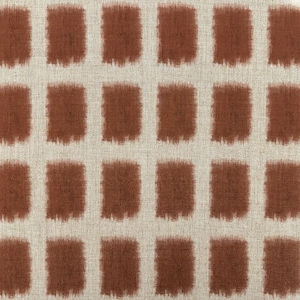 Peut inclure: Gros plan sur un tissu avec un motif répétitif de rectangles couleur rouille sur un fond beige. Les rectangles ont un aspect légèrement texturé, semblable à un coup de pinceau, créant un motif en forme de grille. Le tissu semble être du lin ou une matière tissée similaire.