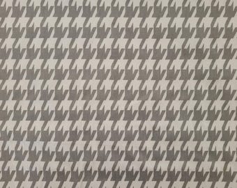 May include: A seamless pattern of a houndstooth design in grey and white.