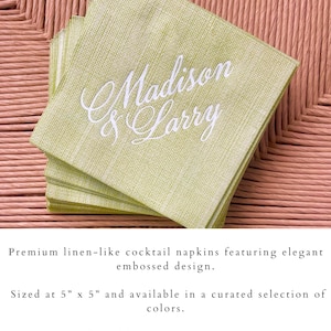 Pu&ograve; includere: Una pila di tovaglioli da cocktail quadrati color kiwi con i nomi "Madison & Larry" in rilievo in scrittura bianca. I tovaglioli misurano 12,7 cm x 12,7 cm e hanno una consistenza simile alla tela.