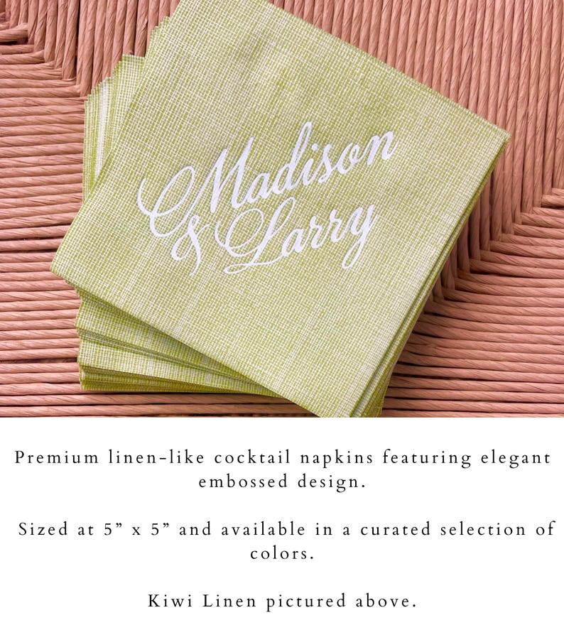 Pu&ograve; includere: Una pila di tovaglioli da cocktail quadrati color kiwi con i nomi "Madison & Larry" in rilievo in scrittura bianca. I tovaglioli misurano 12,7 cm x 12,7 cm e hanno una consistenza simile alla tela.