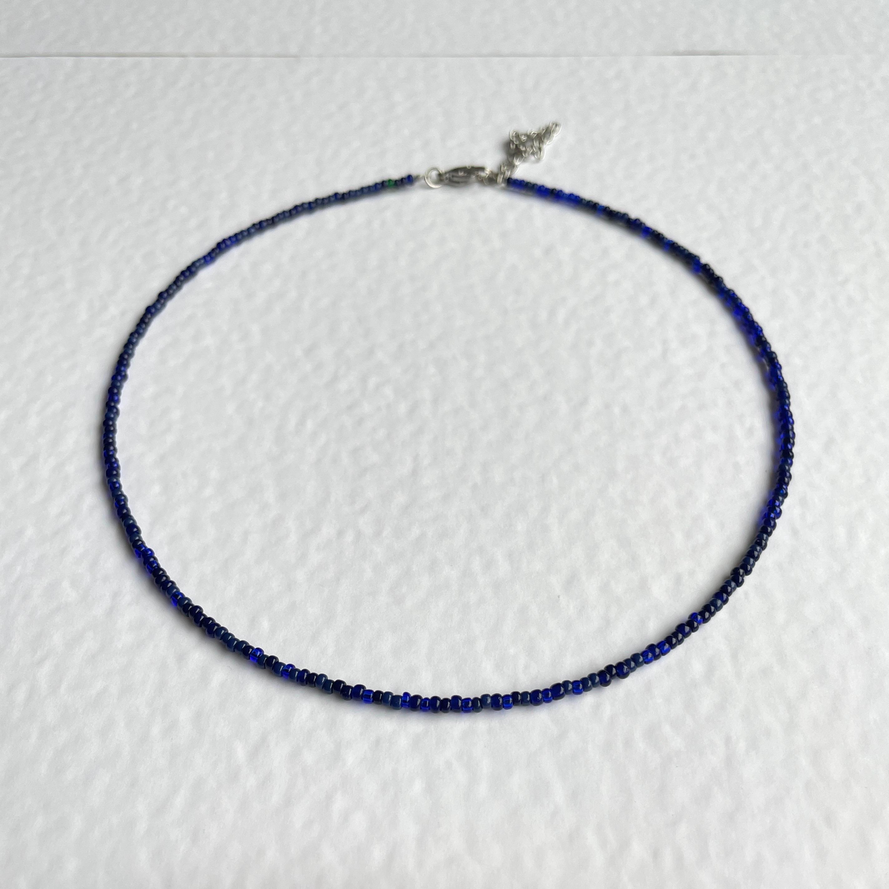Ras de cou en perles bleu foncé, collier de perles de