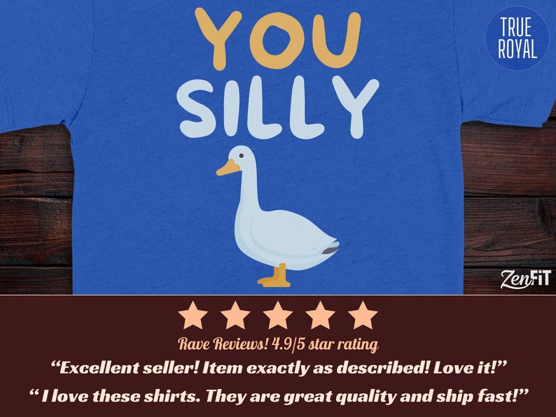 K&ouml;nnte beinhalten: Ein k&ouml;nigsblaues T-Shirt mit einer wei&szlig;en G&auml;nsegrafik, die &uuml;ber dem Text YOU SILLY in gelber und wei&szlig;er Schrift zentriert ist. Das Shirt enth&auml;lt ein kleines kreisf&ouml;rmiges True Royal-Etikett in der oberen rechten Ecke und das ZenFIT-Logo unten rechts.