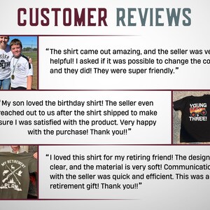 K&ouml;nnte beinhalten: Eine Kundenbewertungsgrafik mit dem Titel CUSTOMER REVIEWS, die drei Erfahrungsberichte enth&auml;lt. Einer zeigt ein wei&szlig;es T-Shirt mit Fu&szlig;balltext, ein anderes ein schwarzes T-Shirt mit Monster-Truck-Grafik und dem Text YOUNG THREE, und ein drittes ein olivgr&uuml;nes T-Shirt mit Jagdgrafiken und dem Text MY RETIREMENT PLAN.