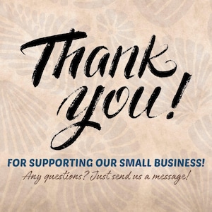 Op de afbeelding: Beige achtergrond met een bloemenpatroon en de woorden "Thank You!" in grote, zwarte penseelletters. Daaronder staat de tekst "FOR SUPPORTING OUR SMALL BUSINESS!" en "Any questions? Just send us a message!"