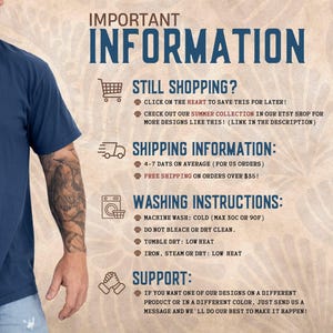 Op de afbeelding: Marineblauw T-shirt met de tekst "IMPORTANT INFORMATION". De afbeelding bevat wasvoorschriften, ondersteuningsinformatie en een hartpictogram. Het shirt wordt gedragen door een persoon met een tatoeage op zijn arm.