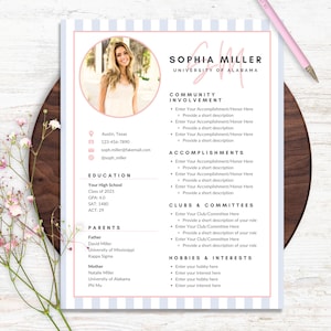 K&ouml;nnte beinhalten: Eine Lebenslaufvorlage mit einem Foto einer Frau, mit dem Namen "Sophia Miller" und "University of Alabama". Der Lebenslauf enth&auml;lt Abschnitte f&uuml;r soziales Engagement, Leistungen, Vereine und Hobbys. Ein rosa Bleistift liegt auf der Holzoberfl&auml;che.