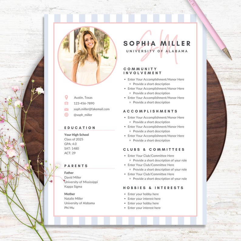 K&ouml;nnte beinhalten: Eine Lebenslaufvorlage mit einem Foto einer Frau, mit dem Namen "Sophia Miller" und "University of Alabama". Der Lebenslauf enth&auml;lt Abschnitte f&uuml;r soziales Engagement, Leistungen, Vereine und Hobbys. Ein rosa Bleistift liegt auf der Holzoberfl&auml;che.