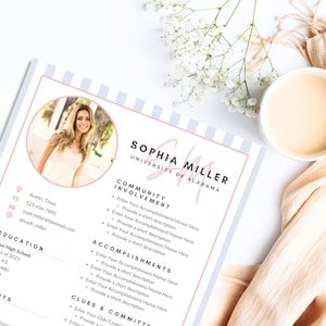 K&ouml;nnte beinhalten: Eine Lebenslaufvorlage mit einem Foto einer Frau, mit einem rosa und grauen Farbschema. Der Lebenslauf enth&auml;lt Abschnitte f&uuml;r Bildung, soziales Engagement und Erfolge. Der Name "Sophia Miller" ist prominent oben angezeigt.