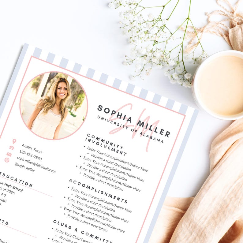 K&ouml;nnte beinhalten: Eine Lebenslaufvorlage mit einem Foto einer Frau, mit einem rosa und grauen Farbschema. Der Lebenslauf enth&auml;lt Abschnitte f&uuml;r Bildung, soziales Engagement und Erfolge. Der Name "Sophia Miller" ist prominent oben angezeigt.