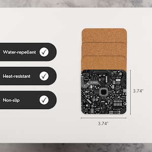 Puede incluir: Juego de cuatro posavasos de dise&ntilde;o de placa de circuito negro y blanco. Cada posavasos es cuadrado de 9,5 cm y est&aacute; hecho de corcho. Los posavasos son repelentes al agua, resistentes al calor y antideslizantes.