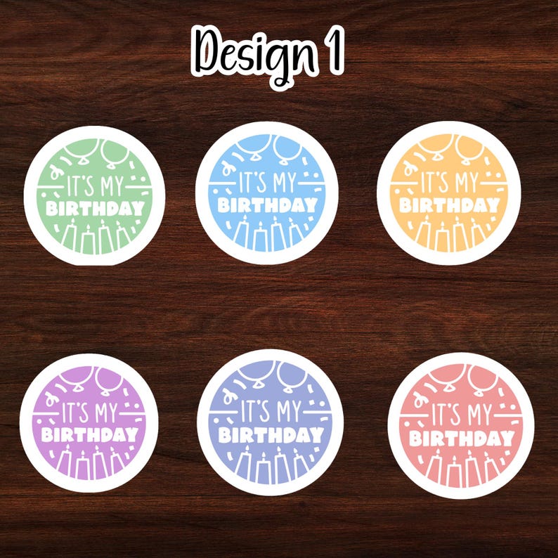 Puede incluir: Seis pegatinas redondas con fondo blanco y bordes de colores. Cada pegatina tiene un contorno blanco de globos y velas con el texto "It's My Birthday" en blanco.