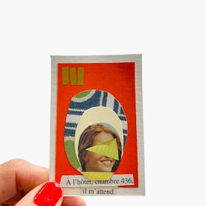 Puede incluir: Un collage en una tarjeta rectangular con fondo rojo. Presenta el rostro de una mujer con un triángulo amarillo cubriendo sus ojos, un óvalo con tela azul y blanca, y el texto "À l'hôtel, chambre 436, il m'attend."