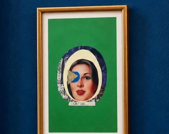 Könnte beinhalten: Ein gerahmtes Collage-Kunstwerk mit grünem Hintergrund und einem zentralen ovalen Ausschnitt. Im Oval befindet sich das Porträt einer Person mit einem blauen Kreis und goldenem Dreieck über einem Auge sowie ein Papierstreifen mit Oh! oui...
