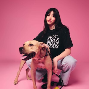 Camiseta grande "Garotas gostosas treinam cães": camiseta engraçada para treinador de cães