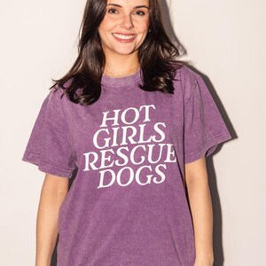 ホットガールズ レスキュードッグス オーバーサイズグラフィックTシャツ（犬ママ向け、ブラック、ブルー、パープル、ピンク） | 女性用おもしろアニマルレスキューシャツ