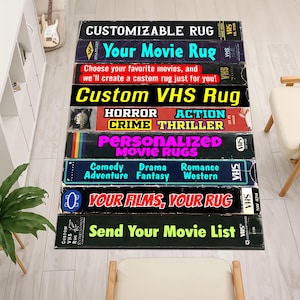 Może przedstawiać: Prostokątny dywan zaprojektowany tak, aby przypominał stos kaset VHS. Dywan zawiera tekst, taki jak "Customizable Rug", "Your Movie Rug" i "Custom VHS Rug". Wymienione są r&oacute;żne gatunki filmowe, w tym Horror, Akcja i Komedia. Unikalny element wystroju domu.