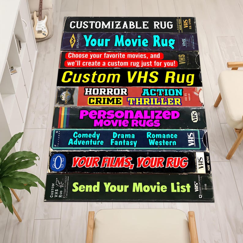 Może przedstawiać: Prostokątny dywan zaprojektowany tak, aby przypominał stos kaset VHS. Dywan zawiera tekst, taki jak "Customizable Rug", "Your Movie Rug" i "Custom VHS Rug". Wymienione są r&oacute;żne gatunki filmowe, w tym Horror, Akcja i Komedia. Unikalny element wystroju domu.