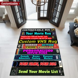 Dywan VHS na zamówienie, dywan VHS, dywan z okładką VHS, dywan z grzbietem VHS, dywan z lat 80., dywan nostalgiczny, dywan filmowy, spersonalizowany dywan filmowy, dywan popkulturowy, dywan vintage zdjęcie 14