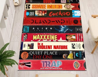 Dywan z kaset VHS, dywan z filmu grozy, dywan do sali kinowej, dywan w stylu retro, dywan w stylu etui na kasety VHS, tylna okładka kasety VHS, prezent dla miłośników filmów