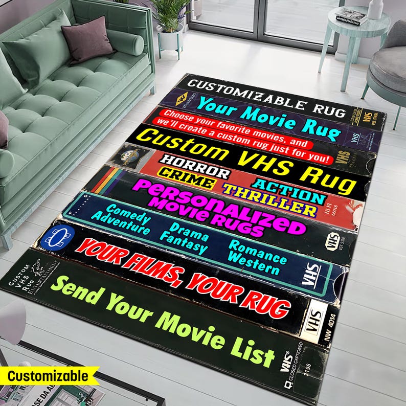 Może przedstawiać: Prostokątny dywan z motywem ułożonych kaset VHS. Dywan ma tekst z napisami "Customizable Rug", "Your Movie Rug", "Custom VHS Rug" i "Personalized Movie Rugs". Dywan ma r&oacute;wnież etykiety gatunk&oacute;w filmowych.