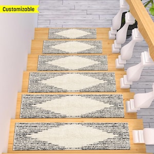Può includere: Un set di cinque pedate per scale antiscivolo con motivo bianco e nero. Le pedate sono posizionate su scale in legno con ringhiere bianche. Il testo "Customizable" è visibile nell'angolo in alto a sinistra dell'immagine.