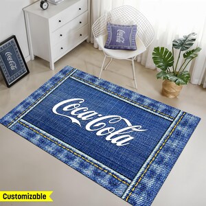 コカコーララグ、ジーンズラグ、デニムラグ、ジーンズ柄ラグ、コークラグ、ブルージーンズラグ、ブルーラグ、クールラグ、コーラカーペット、ソフトラグ、ホームデコレーションラグ、モダンラグ